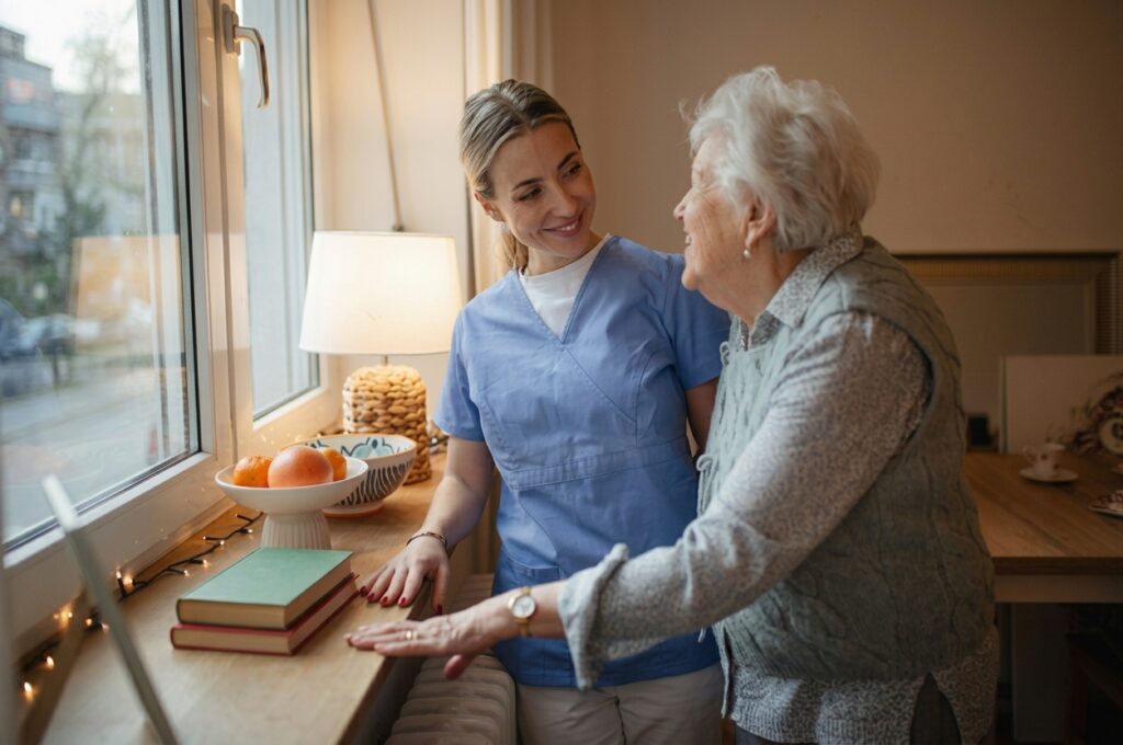 Eine Ärztin unterhält sich während der palliativen Betreuung mit einer älteren Dame