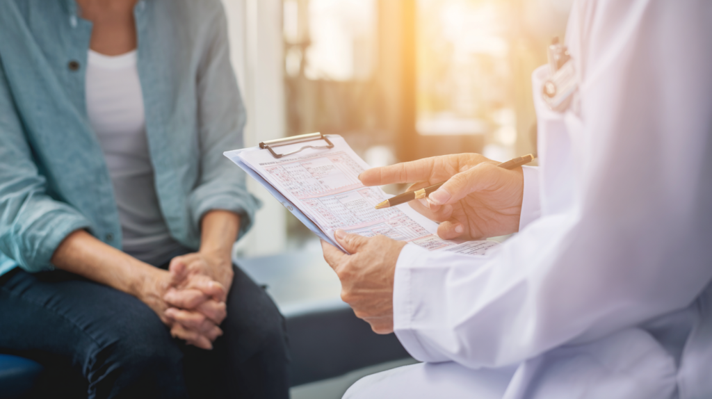 Ein Arzt macht bei einer Patientin im PVZ St Anna Wels eine Vorsorgeuntersuchung