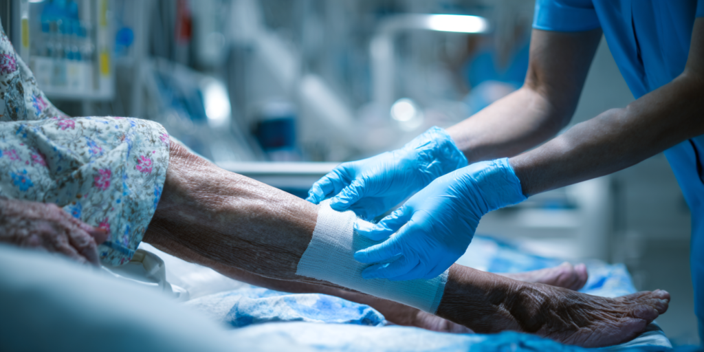 Eine Wunde wird im PVZ St. Anna in Wels bei einer Patientin versorgt