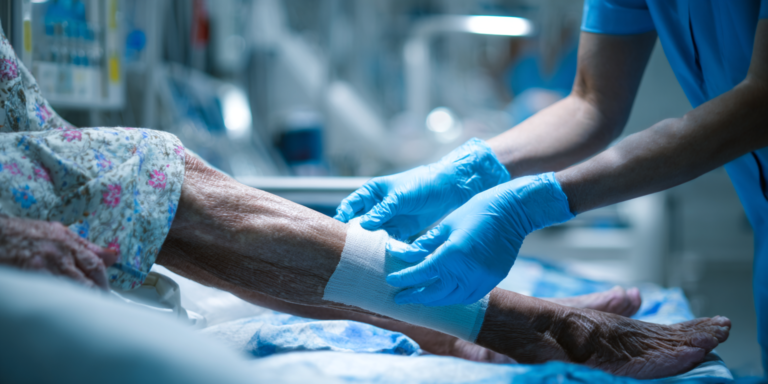 Eine Wunde wird im PVZ St. Anna in Wels bei einer Patientin versorgt