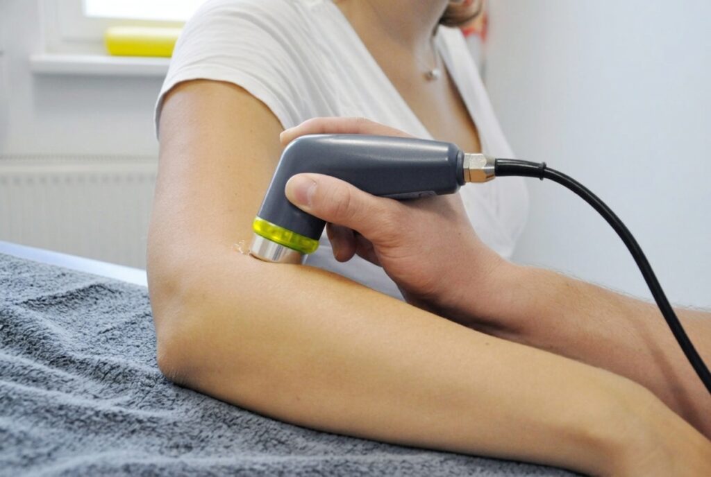 Es wird eine therapeutsiche Ultraschallbehandlung an einer Patientin durchgeführt.